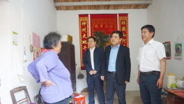 集團(tuán)副總經(jīng)理、水泥股份黨委書記王建超到江老家村、元圩村扶貧慰問(wèn)