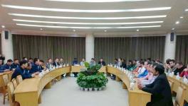 來(lái)自11個(gè)發(fā)展中國(guó)家的官員到鼎鑫水泥有限公司參觀考察