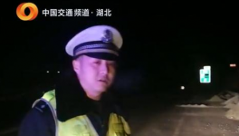 湖北高速路面傾倒砂石險象環(huán)生 高警攜手路政嚴(yán)厲打擊