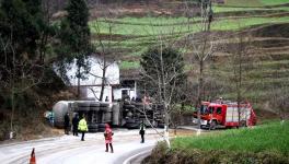 痛心！30噸水泥罐車側(cè)翻 2人死亡！