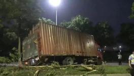 水泥運輸車司機被困！緊急救援中... ...