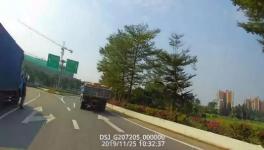 屢禁不止！又一水泥貨車側(cè)翻！