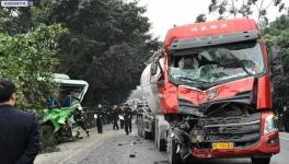 散裝水泥車追尾公交車致16人受傷！