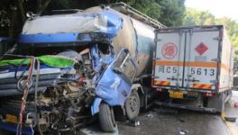 慘烈！滿載20噸水泥罐車與液化氣瓶貨車迎面相撞 ！