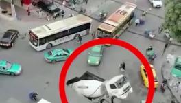突發(fā)！路面塌陷，水泥罐車墜入大坑！